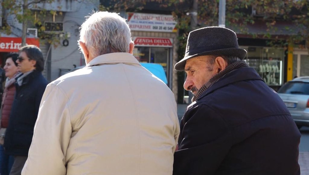 Reforma e pensioneve, burra e gra në pension 67 vjeç në 2050, çfarë pritet të ndryshojë